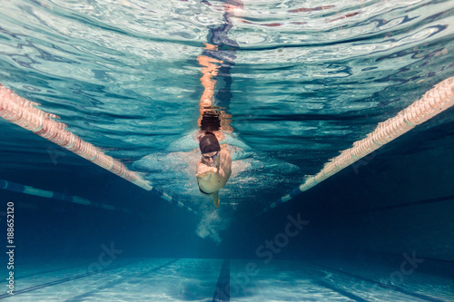 Obrazy Pływanie  podwodne-zdjecie-przedstawiajace-mlodego-plywaka-w-czapce-i-okularach-podczas-treningu-w-basenie