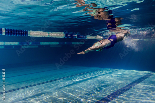 Dekoracja na wymiar  podwodne-zdjecie-plywaczki-w-stroju-kapielowym-i-okularach-trenujacej-w-basenie