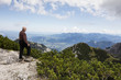 Mann steht auf Aussichtsplattform des Wendelstein 1838m, Mangfallgebirge, Ausblick Richtung Chiemgau, Bayrische Alpen, Oberbayern, Bayern, Deutschland