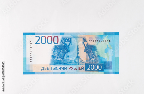 Fotografia paper money bills of the new Russian rubles Olympic jubilee on white background