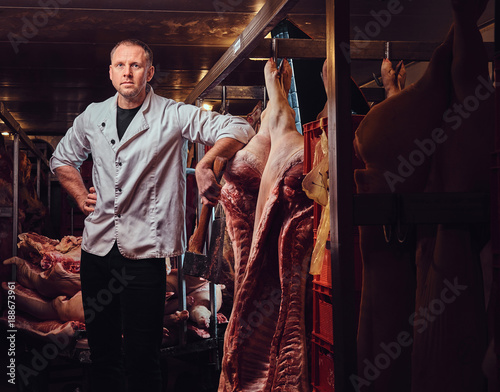 Fotografía The butcher in a meat factory.