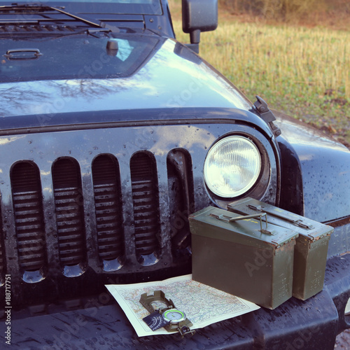 Fotomural Prepper - Survival - Bushcraft und Jeep