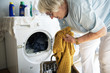 © Rawpixel.com - Elderly woman doing a laundry