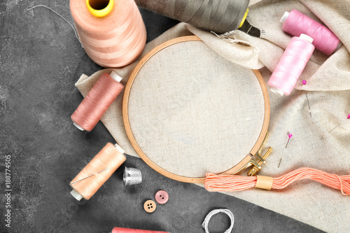 Fotografía Threads and other accessories for sewing and embroidery on table