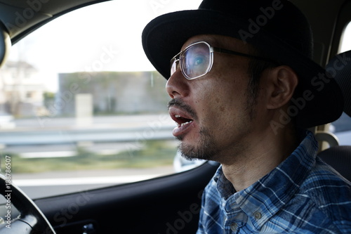 車 運転 男性 メガネ 帽子 アジア人 成人男性 Stock Photo Adobe Stock