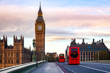  Pejzaż Londynu z autobusami Double Decker przesuwa się wzdłuż mostu Westminster do Elizabeth Tower lub Big Ben Palace of Westminster