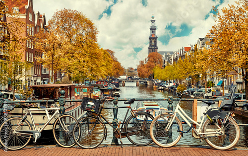 Dekoracja na wymiar  rowerem-nad-kanalem-amsterdamu-malowniczy-krajobraz-miasta