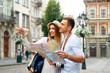 Leinwanddruck Bild - Couple With Map On Travel Vacations, Sightseeing
