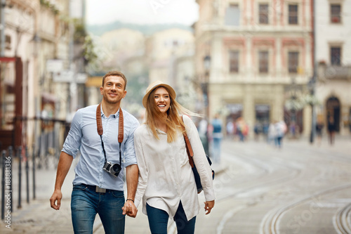 Foto Travel. Tourist Couple Traveling, Walking On Street
