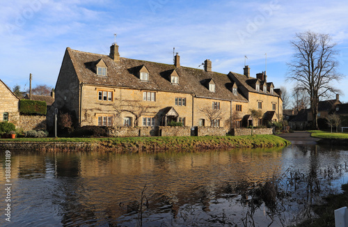 Fotografía LOWER SLAUGHTER, UK - Picturesque Scene of Cottages in Lower Slaughter, Cotswold