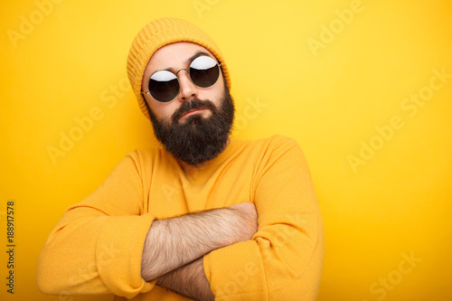 Fotomural Cool bearded man in sunglasses