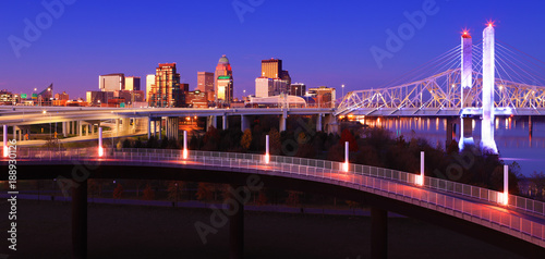 Fotomural Louisville, Kentucky skyline at dusk