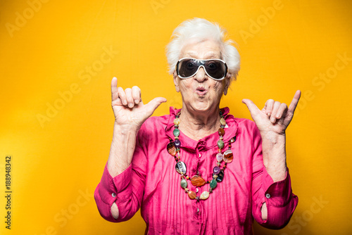 Fotografía Grandmother portrait set in the studio. Concepts about seniority
