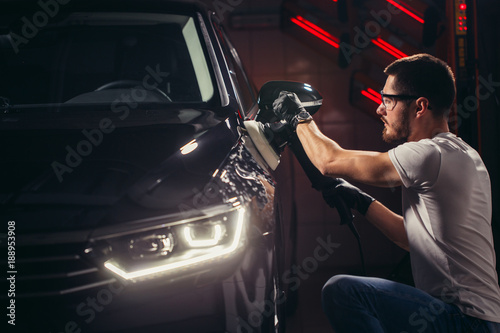 Fotografía Car polish wax. worker hands holding a polisher and polish car