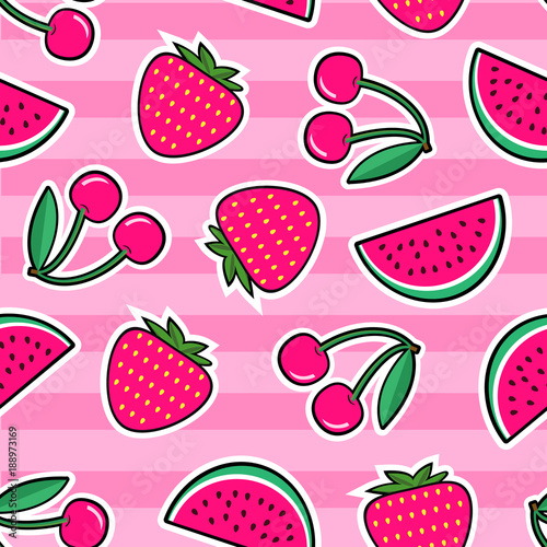 Stoffe zum Nähen Sommer bunt leuchtenden Musterdesign mit Flecken von roten Erdbeere, Kirsche, Wassermelone auf rosa Hintergrund. Mode-Patches und Aufkleber. Vektor-Illustration.