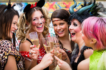 Frauen an Weiberfastnacht im Fasching stoßen mit Sekt an