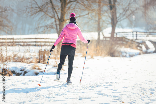 Dekoracja na wymiar  kobieta-uprawiajaca-narciarstwo-biegowe-jako-sport-zimowy