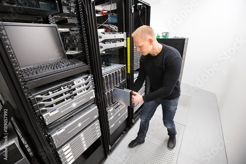 Fotografía IT Technician Installing Blade Server In Chassis At Datacenter