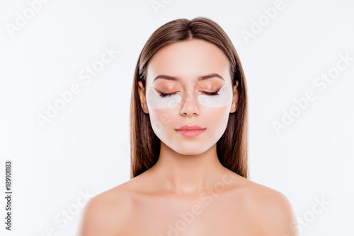 Fotografía Close up portrait of pretty, charming, attractive girl with naked shoulders usin