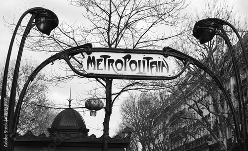 Plakat Metro  obchody-chinskiego-nowego-roku-w-paryzu-chinski-tradycyjny-czerwony-latarnia-dekorujacy-wejscie-do-metra