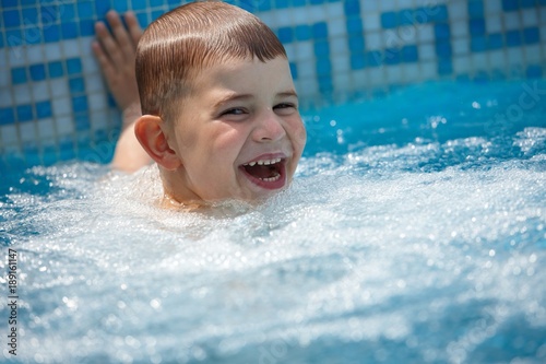 Plakat Szczęśliwy dzieciak bawić się w basenie