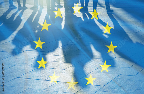 Fotografía EU Flag and shadows of People concept picture