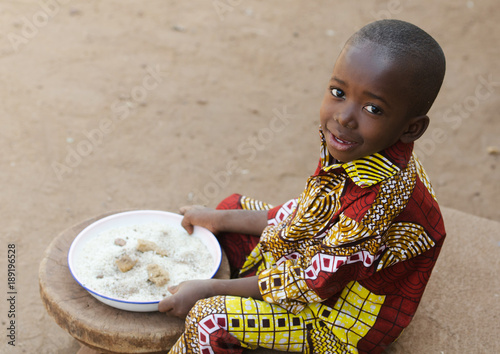 Cuadros en Lienzo Eating in Africa - Little Black Boy Hunger Symbol