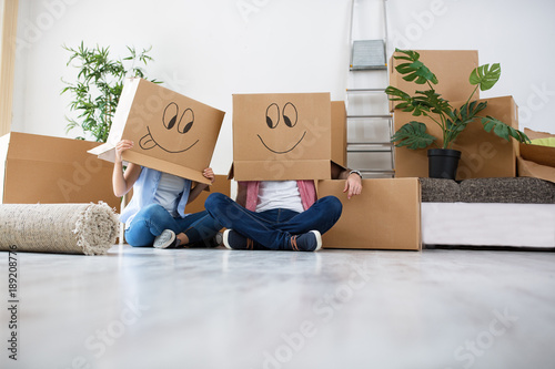 Fotografía Funny young couple enjoy and celebrating moving to new home