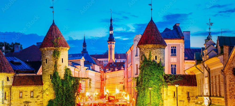 Obraz na płótnie Tallinn, Estonia. Night View Of Viru Gate - Part Old Town Architecture w salonie