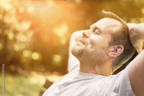 Fotografia Mann entspannt in der Sonne - genießt Freizeit - macht Power Napping
