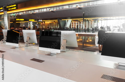 Zdjęcie XXL komputer na lotnisku, w salonie i w strefie informacyjnej.