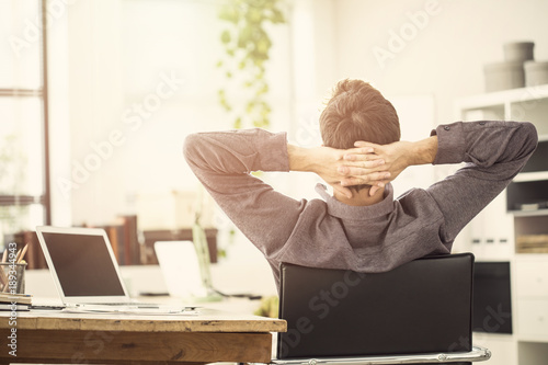 Fotomural Working man resting in office