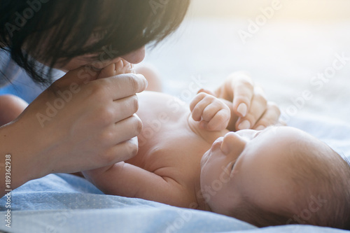 Fotografía mother's love tenderness hands kiss newborn baby concept