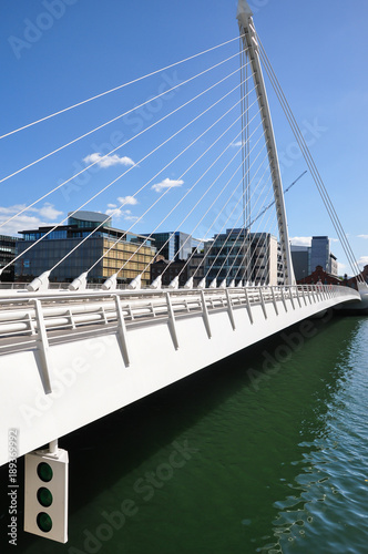 Plakat Samuel Beckett Bridge na południowym brzegu rzeki Liffey w centrum Dublina, Irlandia.