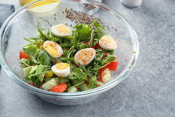 Canvas Print - Bowl with tasty vegetable salad on table