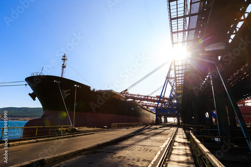 Zdjęcie XXL NAKHODKA, ROSJA - OKOŁO SIERPIEŃ, 2017: Węglowi terminale w porcie Nakhodka. Jest to największy port w Rosji, główne towary eksportowe w porcie w Nachodce to węgiel, ropa, drewno i metale