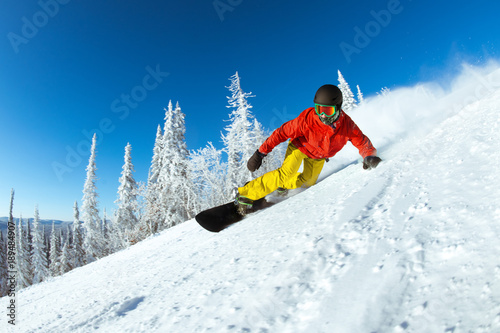 Dekoracja na wymiar  bardzo-szybkie-zjezdzalnie-dla-snowboardzistow-na-stoku-narciarskim