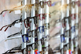 Fototapeta  - Okulary na półce w sklepie okulistycznym.