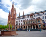 Fototapeta Na drzwi - Schlossplatz square, Market Church & New Town Hall in Wiesbaden, Hesse, Germany