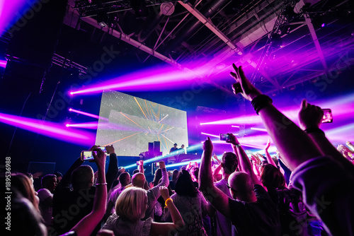 Fotomural dj night club party rave with crowd in music festive