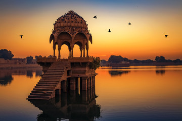 Fototapete - Ancient temple at Gadi Sagar (Gadisar) lake Jaisalmer Rajasthan, India at dawn.