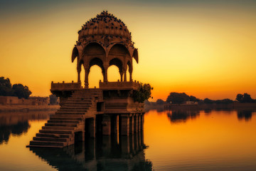 Fototapete - Gadi Sagar (Gadisar) lake Jaisalmer at dawn with ancient temples and architecture