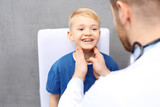 Laryngolog, dziecko u lekarza
Chłopiec w gabinecie lekarza pediatry, badanie lekarskie
