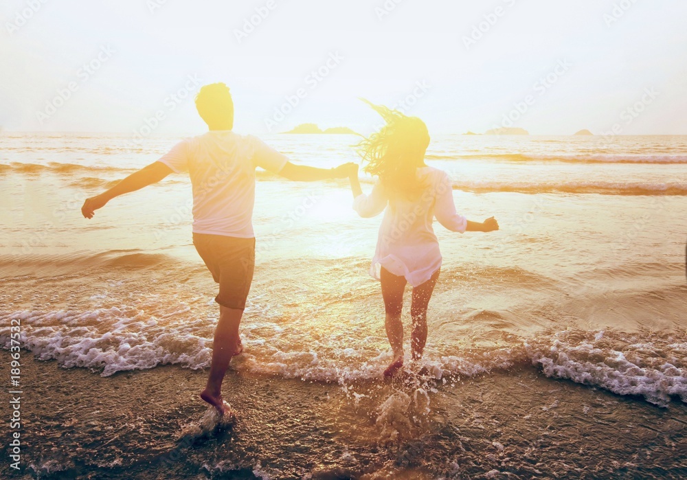 happy couple on beach holidays - obrazy, fototapety, plakaty 