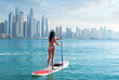 Surferin im Bikini vor der Kulisse von Dubai