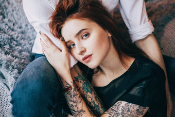 красивая девушка с татуировками в объятьях мужчины beautiful girl with tattoos in the arms of men