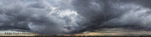 Fotografía panorama view of cloudy gray rainy sky at sunset