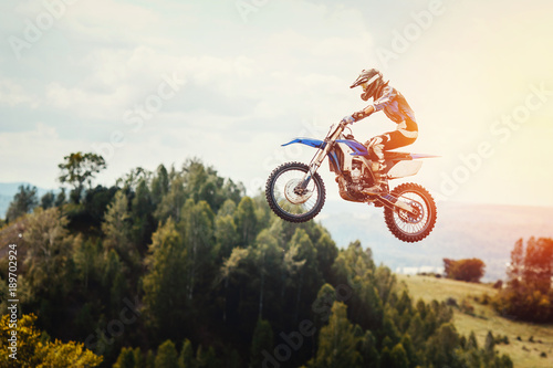 Dekoracja na wymiar  zawodnik-na-motocyklu-startuje-w-motocrossie-w-locie-skacze-i-startuje