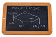 Formule chimique du fructose écrite sur une ardoise 