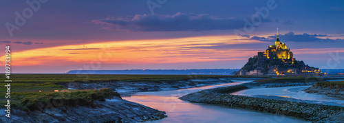 Plakat Panoramiczny widok na słynną wyspę pływową Le Mont Saint-Michel o zachodzie słońca, Normandia, północna Francja